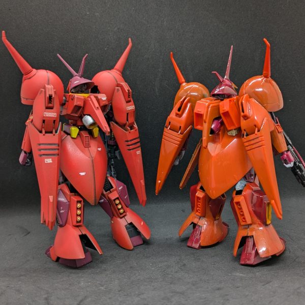旧キットRジャジャの素組みの方が完成しました。うーん、分かっていたとはいえ、今まで出来が良いとされてきた旧キットダブルゼータシリーズと比べるとキツイですねー。このキット自体が決してダメとは思わないのですが、HGUCと並べると如実ではないでしょうか？HGが私にとって、かなりの満足な出来ので、コレをどのようにいじるのか悩むところです。気になるところは背の高さが違うのと、頭部の形状かな。頭部の設定がではなく、全体の設定の方の絵を参考にしたからでは？と思います。胴は寸胴ですが、設定画はこっちの方が近いです。意外とマッシブなんですよね、R・ジャジャはー。今風じゃないですがwでも昭和のプロレスラー体型なのも悪くはないんだよなー。悩みますね。まお大佐仕様のHGUC「Rジャジャ」を作りつつ、色々自分のできる範囲でやれることをやってみます。&nbsp;（2枚目）