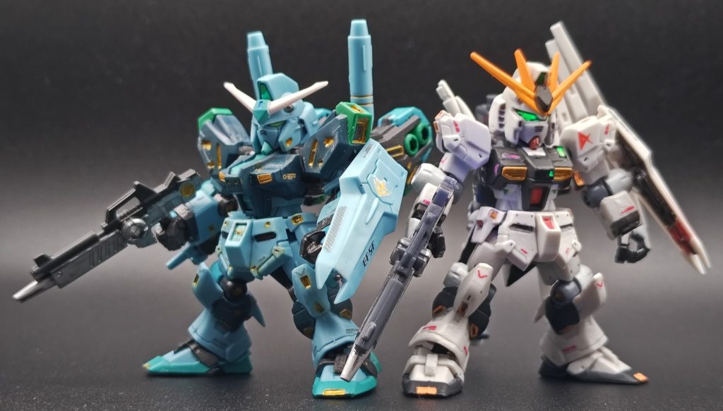 最後に並びのショットで。量産型の方がゴツくてドッシリ感がありますね〜何にせよニューガンダムは格好いい。以上です。最後までご覧頂きありがとうございます。