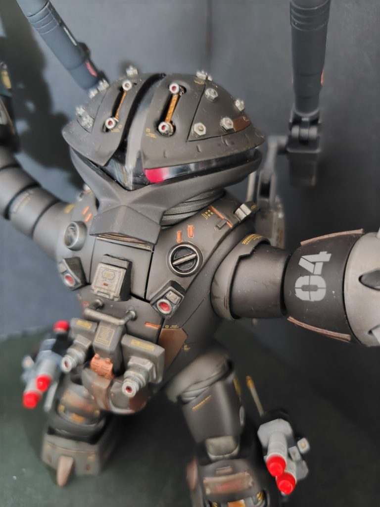表面も軽めにシタデルで部分的に汚しております。デカールは残り物のガンダムデカールとハイキューパーツのものを組み合わせております。