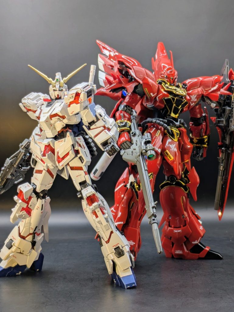 以前投稿した、HGチタニウムフィニッシュのUCガンダムと一緒に光モノ並び…「昔の俺❗️満足したか⁉️」あっ…多分、シナンジュの胸部の上部ハッチ、浮いてる💦