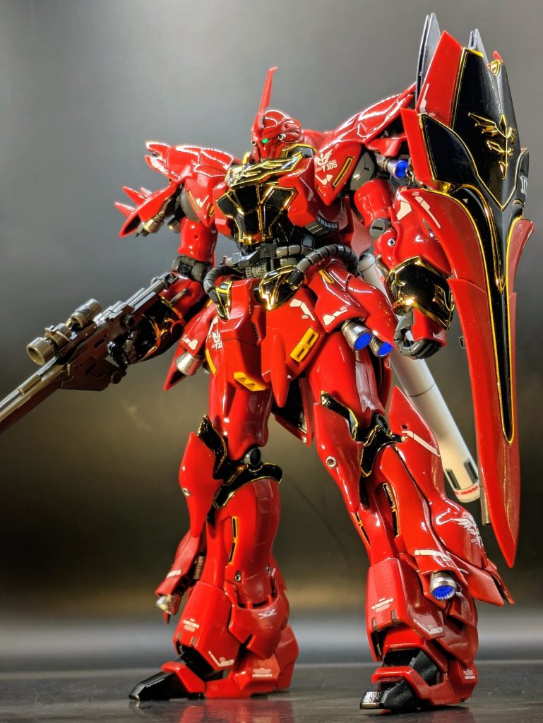 このRG、グロスインジェクションってことで、ハナからテカテカしています。多分、UCにハマっていた昔、UCガンダムのHGチタニウムフィニッシュを入手した折、お相手のシナンジュもピカピカさせたい❗️と購入したのだと思う😅（HGも持ってるのに…）ということで、今回は、私のコレクションで2つだけある光モノの、2つ目のリメイクになります❗️