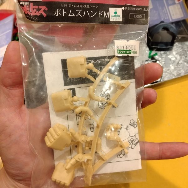 だいたい組み上がりました。漢の(？)マシンガン装備！旧キットらしいまるっと感も捨てがたいですが、スジボリして情報量増やそうかなと思います。ハンドパーツにはかなーり前にブックオフで見つけて即買いした1/20ボトムズハンドМを使用しています。ガンプラ用ならあり得ない叩き売りな低価格…コレの有用性を見誤った店員さんに感謝です。で、マシンガンのグリップがそのままでは細すぎるのでプラ板で太くしました。まだ接着してないパーツが多いので、どの程度動くかは完成投稿までとっておきます🤭（3枚目）
