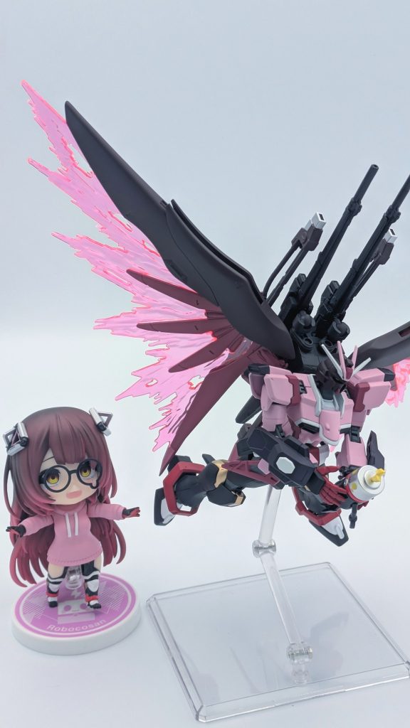 ねんどろいどのロボ子さんと一緒に。先日、ガンダム×ホロライブコラボ参加タレント第2弾が公開されましたが、その中のIrysカラーのデスティニーに結果的に似た感じになってしまった…。