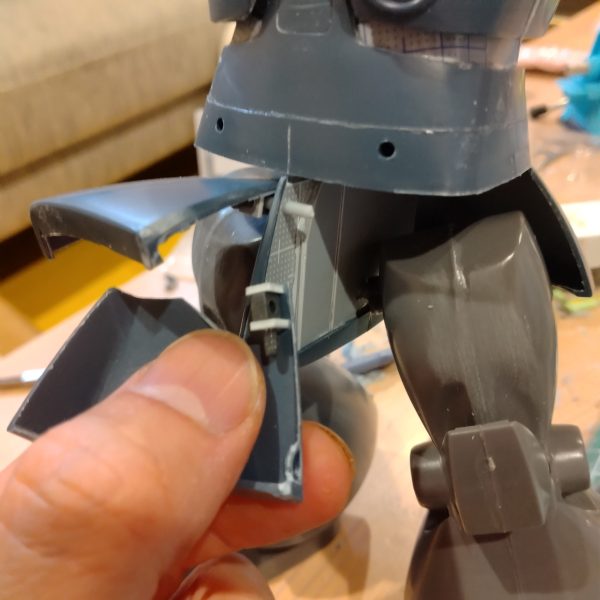 ドムは順調に進んでます。やはり1/100はデカい！腕に複数の関節を仕込んでほぼ180度曲げたり、皆大好きGAWARA曲げが出来るようにしました。肩を作ってないのでまだ胴体に付けられないんですが、今から楽しみです。フロントアーマーも可動化しました。サイドアーマーも切り離しましたが、クリアランスが少ないのでどうやって接続させるか悩み中…🤔（5枚目）