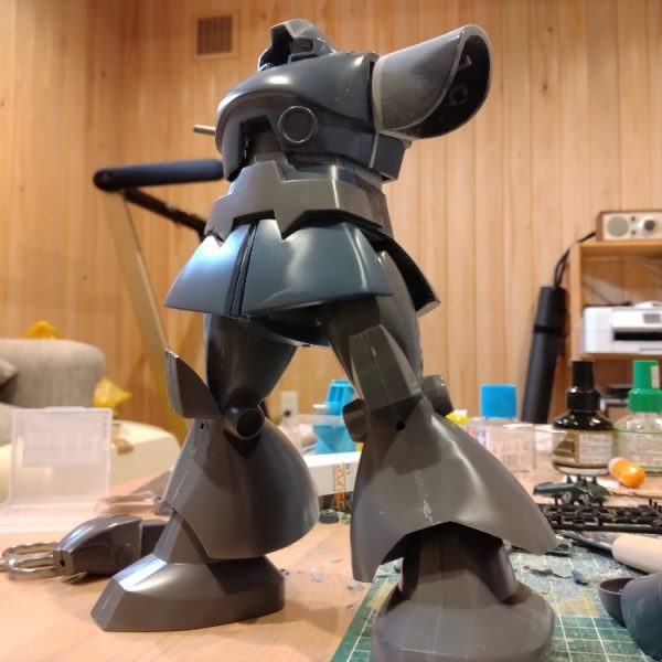 ドムは順調に進んでます。やはり1/100はデカい！腕に複数の関節を仕込んでほぼ180度曲げたり、皆大好きGAWARA曲げが出来るようにしました。肩を作ってないのでまだ胴体に付けられないんですが、今から楽しみです。フロントアーマーも可動化しました。サイドアーマーも切り離しましたが、クリアランスが少ないのでどうやって接続させるか悩み中…🤔（1枚目）