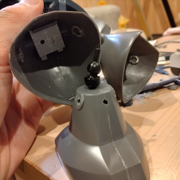 ドムは順調に進んでます。やはり1/100はデカい！腕に複数の関節を仕込んでほぼ180度曲げたり、皆大好きGAWARA曲げが出来るようにしました。肩を作ってないのでまだ胴体に付けられないんですが、今から楽しみです。フロントアーマーも可動化しました。サイドアーマーも切り離しましたが、クリアランスが少ないのでどうやって接続させるか悩み中…🤔（6枚目）