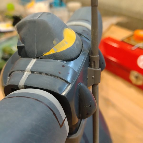 だいたい組み上がりました。漢の(？)マシンガン装備！旧キットらしいまるっと感も捨てがたいですが、スジボリして情報量増やそうかなと思います。ハンドパーツにはかなーり前にブックオフで見つけて即買いした1/20ボトムズハンドМを使用しています。ガンプラ用ならあり得ない叩き売りな低価格…コレの有用性を見誤った店員さんに感謝です。で、マシンガンのグリップがそのままでは細すぎるのでプラ板で太くしました。まだ接着してないパーツが多いので、どの程度動くかは完成投稿までとっておきます🤭（2枚目）