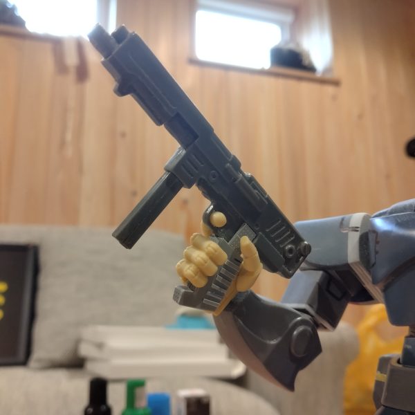 だいたい組み上がりました。漢の(？)マシンガン装備！旧キットらしいまるっと感も捨てがたいですが、スジボリして情報量増やそうかなと思います。ハンドパーツにはかなーり前にブックオフで見つけて即買いした1/20ボトムズハンドМを使用しています。ガンプラ用ならあり得ない叩き売りな低価格…コレの有用性を見誤った店員さんに感謝です。で、マシンガンのグリップがそのままでは細すぎるのでプラ板で太くしました。まだ接着してないパーツが多いので、どの程度動くかは完成投稿までとっておきます🤭（4枚目）