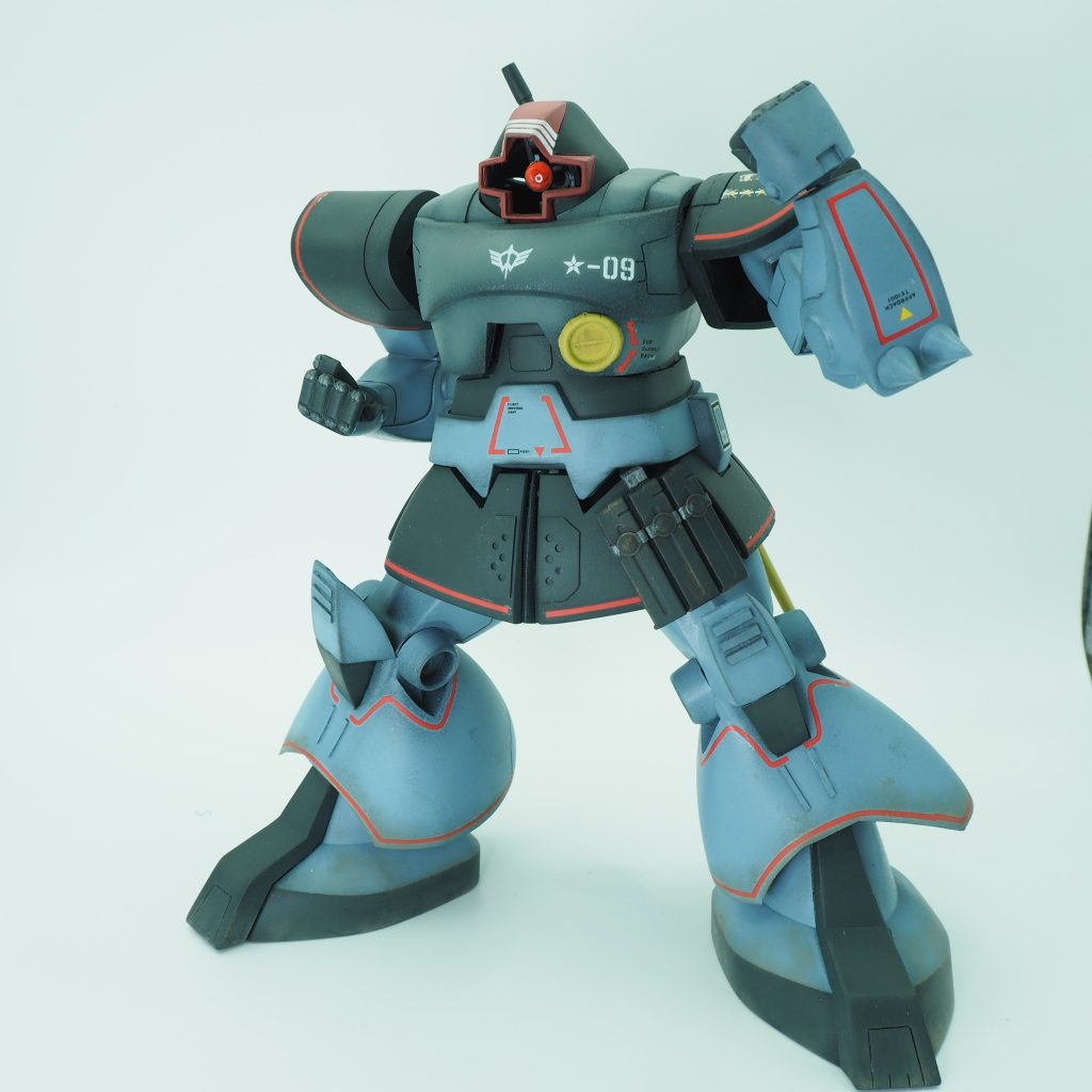 股関節もBJ化6mmのBJとはいえ、1/100のドムには小ぶりなのでカチカチとはいきませんが、なんとかポージングするだけの保持力は確保しています。膝まわりは関節新造しても恩恵がなさそうなのでキットのままです。