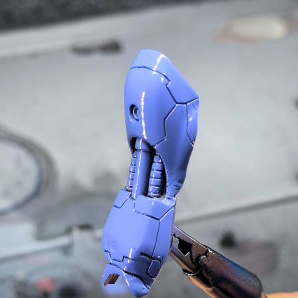【製作タイムライン】ギラ・ドーガ×ザク ミキシング─ 塗装フェーズ：水性アースブルー 2度吹き&nbsp;ベースとなるブラックパーツのうち、今回は意図的に「絞った箇所」のみを水性セイラマスオカラーアースブルーで塗装。塗料は希釈率おおよそ1:1(うすめ液)、エアブラシはアネスト岩田を使用、エアー圧は0.08MPa前後で安定噴霧。1度吹きで透け感を残しつつ全体に薄く乗せ、完全乾燥（約10分）を待ってから2度吹きで発色を決める二段構え。これにより塗膜の均一さと、水性ならではの「しっとりしたマットな質感」を両立させています。ギラ・ドーガとザクのミキシングという出自を考えたとき、「全体を統一する」より「異なる素性を異なる色で繋ぐ」方がキット同士の対話が生まれると考えたからです。完成披露は本チャンネルでの動画公開後にこちらにもアップする予定です。コメント・アドバイスお待ちしております🙏製作過程の動画は YouTube『シンタロウのガンプラ製作』にてASMR寄りの編集でお届けしています。↓&nbsp;（3枚目）