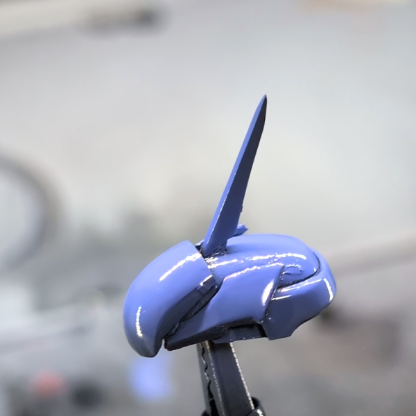 【製作タイムライン】ギラ・ドーガ×ザク ミキシング─ 塗装フェーズ：水性アースブルー 2度吹き&nbsp;ベースとなるブラックパーツのうち、今回は意図的に「絞った箇所」のみを水性セイラマスオカラーアースブルーで塗装。塗料は希釈率おおよそ1:1(うすめ液)、エアブラシはアネスト岩田を使用、エアー圧は0.08MPa前後で安定噴霧。1度吹きで透け感を残しつつ全体に薄く乗せ、完全乾燥（約10分）を待ってから2度吹きで発色を決める二段構え。これにより塗膜の均一さと、水性ならではの「しっとりしたマットな質感」を両立させています。ギラ・ドーガとザクのミキシングという出自を考えたとき、「全体を統一する」より「異なる素性を異なる色で繋ぐ」方がキット同士の対話が生まれると考えたからです。完成披露は本チャンネルでの動画公開後にこちらにもアップする予定です。コメント・アドバイスお待ちしております🙏製作過程の動画は YouTube『シンタロウのガンプラ製作』にてASMR寄りの編集でお届けしています。↓&nbsp;（4枚目）