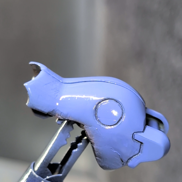 【製作タイムライン】ギラ・ドーガ×ザク ミキシング─ 塗装フェーズ：水性アースブルー 2度吹き&nbsp;ベースとなるブラックパーツのうち、今回は意図的に「絞った箇所」のみを水性セイラマスオカラーアースブルーで塗装。塗料は希釈率おおよそ1:1(うすめ液)、エアブラシはアネスト岩田を使用、エアー圧は0.08MPa前後で安定噴霧。1度吹きで透け感を残しつつ全体に薄く乗せ、完全乾燥（約10分）を待ってから2度吹きで発色を決める二段構え。これにより塗膜の均一さと、水性ならではの「しっとりしたマットな質感」を両立させています。ギラ・ドーガとザクのミキシングという出自を考えたとき、「全体を統一する」より「異なる素性を異なる色で繋ぐ」方がキット同士の対話が生まれると考えたからです。完成披露は本チャンネルでの動画公開後にこちらにもアップする予定です。コメント・アドバイスお待ちしております🙏製作過程の動画は YouTube『シンタロウのガンプラ製作』にてASMR寄りの編集でお届けしています。↓&nbsp;（6枚目）