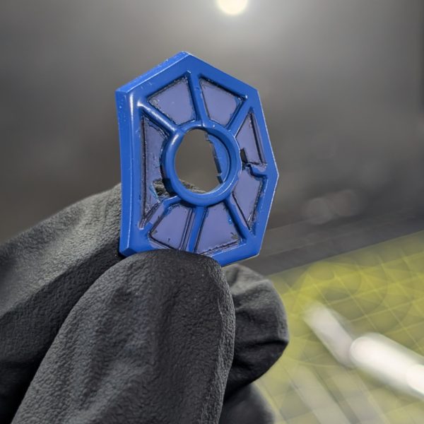 【検証】水性塗料×マスキングゾルHGUCギラ・ドーガ+ザクのミキシング機体、1色目: ティターンズブルー22色目:ライジングフリーダムブルーマスキング:マスキングゾル改アネスト岩田 HP-CPでエア圧0.1MPa、水性専用うすめ液で1:1希釈。2色目を完全乾燥させてからの剥がしで、滲み無しの神エッジに着地しました。剥がしの瞬間ASMRはYouTube Shortsに15秒で凝縮済↓水性塗料でここまでエッジ出るのは正直予想超えました。同じ希釈率で挑戦してる方、コメントで情報交換しましょう🙏 (3枚目)