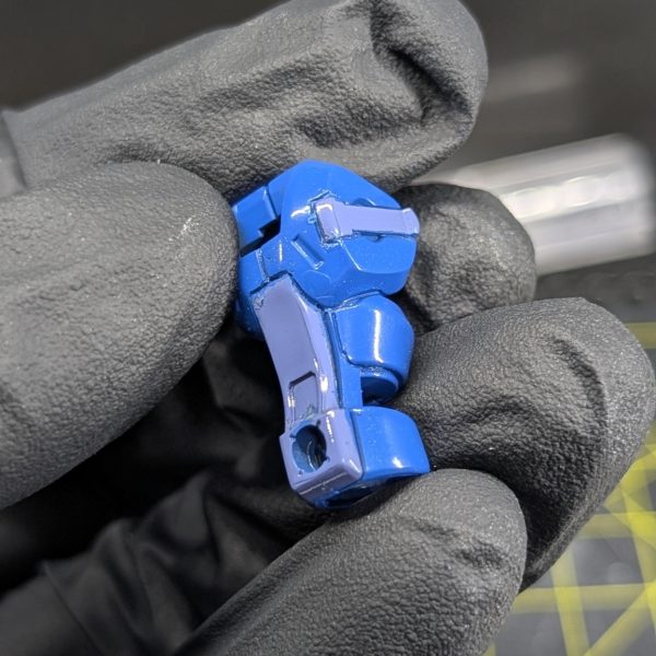 【検証】水性塗料×マスキングゾルHGUCギラ・ドーガ+ザクのミキシング機体、1色目: ティターンズブルー22色目:ライジングフリーダムブルーマスキング:マスキングゾル改アネスト岩田 HP-CPでエア圧0.1MPa、水性専用うすめ液で1:1希釈。2色目を完全乾燥させてからの剥がしで、滲み無しの神エッジに着地しました。剥がしの瞬間ASMRはYouTube Shortsに15秒で凝縮済↓水性塗料でここまでエッジ出るのは正直予想超えました。同じ希釈率で挑戦してる方、コメントで情報交換しましょう🙏 (4枚目)