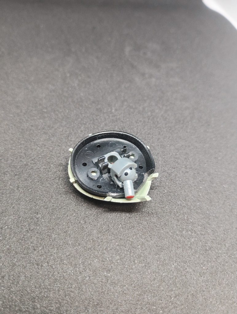 モノアイの可動化ですが、モノアイシールドとレールをすべて自作するのは難しそうだったので前側の一部を切り取り、ボールデンアームを貼り付けてなんちゃって再現。内部が影で暗いので思ったより良い感じになりました(gandam-hand1)