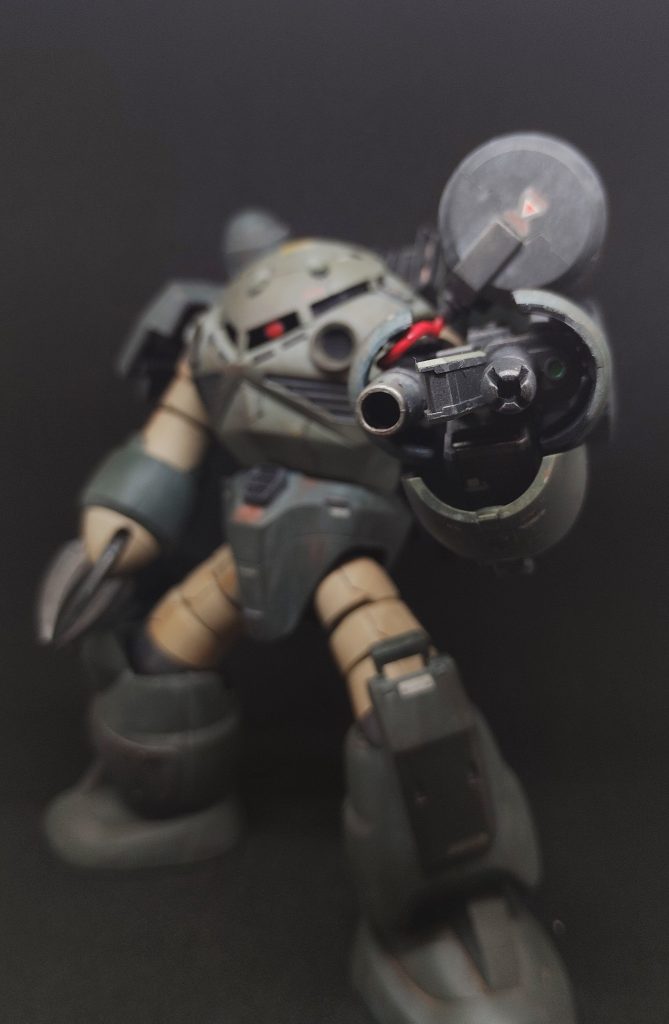 ECWU：左腕を置換する形で装備された試作複合武装ユニット(Experimental-Composite-Weapon-Unit)。大型マシンガンとナパーム・ランチャー、廃熱機構で構成されている。…そんな脳内設定とサンダーボルト版のアッガイをイメージした武器腕です。ジャンクの組み合わせに前腕の装甲を装着しています。ちらりと見えるリード線がアクセントになっていてお気に入り(zaku-kao5)