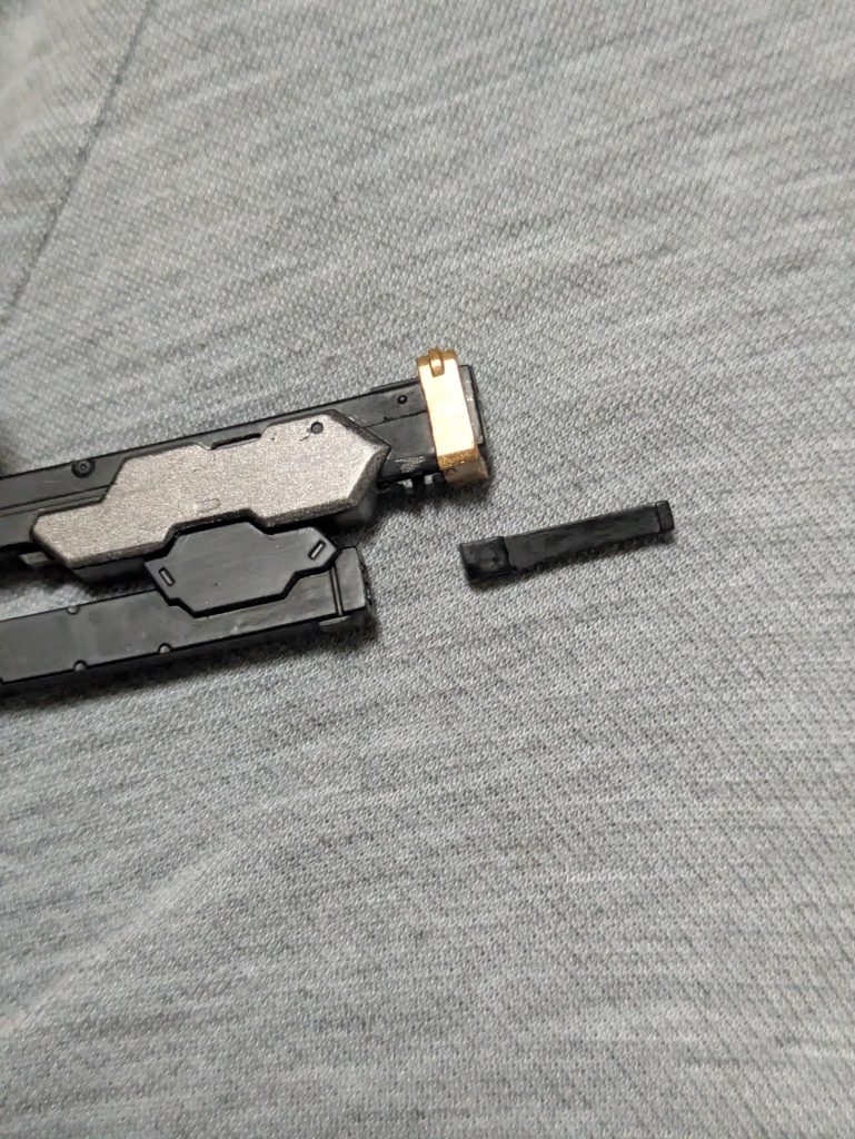 残念な事に塗装の際塗膜分のクリアランス確保が不十分だったようで撮影する為に刀を引き抜こうとしたら固着していて中で折れてしまいました……なので6本中3本は飾りと化しました……(下手くそめ)