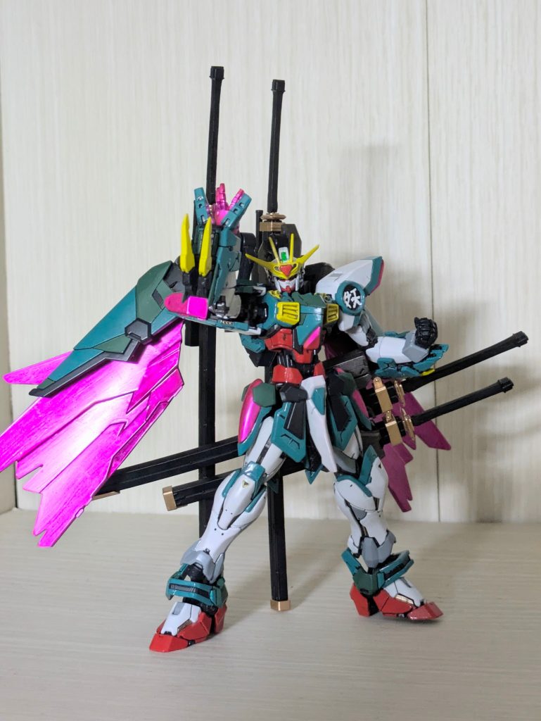 武装妖夢らしい刀に加えてベース機のゴッドガンダムから引き継ぎでゴッドフィンガーが使えます。ゴッドフィンガーはオレンジではなくピンクにしました。