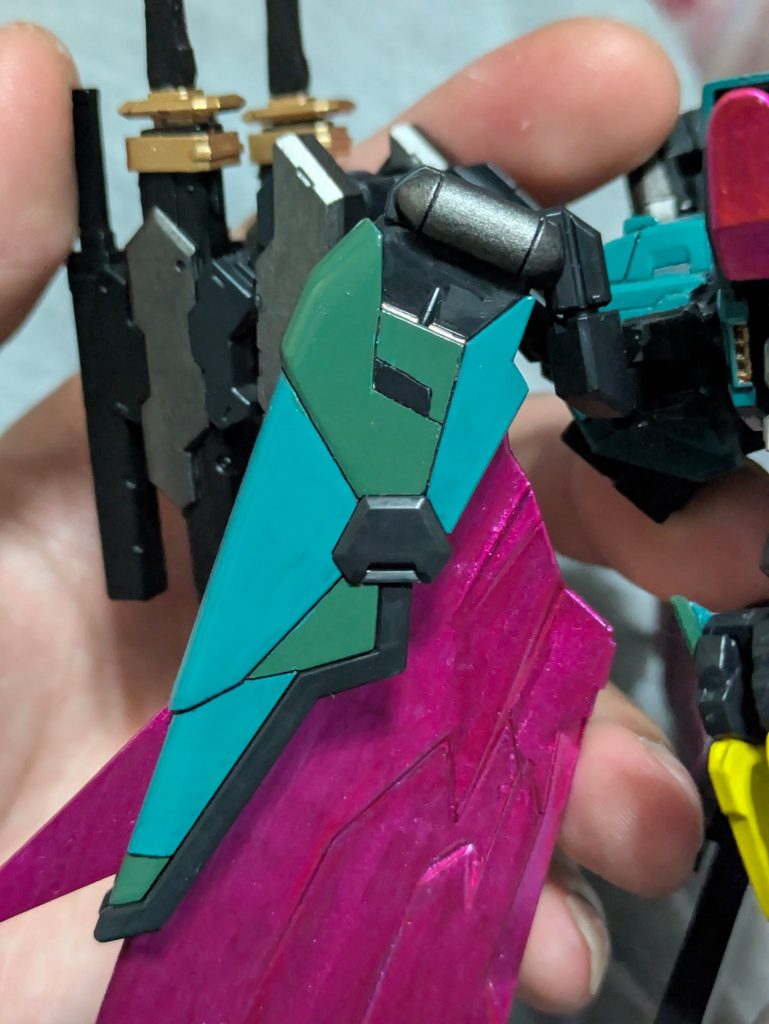 1部神バーニングのパーツを使用したのですがRGとディテールの差があったので思い切ってスジボリ追加してみました。初にしては中々いい出来ではなかろうかと……