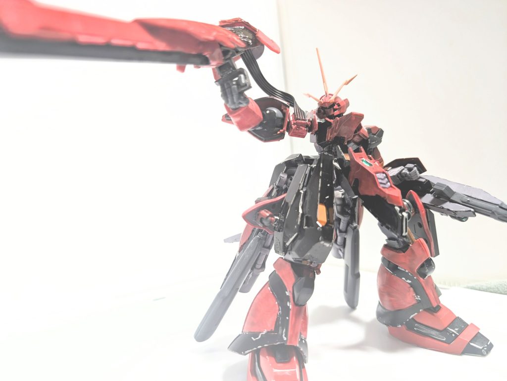 TR-6 Scarlet　ハイゼンスレイ・スカーレットレジオン衰退後の残されたTR-6。レジオンがどんどん衰退しかつてレジオンだった人達が散り散りになる中、レジオン再建を目論む人達がおりレジスタンスとなっている。集まった人間はけして多くはないもののその野望は非常に強く少数でもと活動している。そのレジスタンスの御旗の機体がこのハイゼンスレイ・スカーレットである、正式的にはハイゼンスレイではないものの象徴として名前を使用している為にこの名前になっている。各パーツはRFゲルググjのパーツだったり残されたバーザムのパーツだったりと継ぎ接ぎではあるもの格上に一撃でも当たれば破壊可能な兵装であるガントルーパーランスの為に機動力と出力は高い。その槍はかつて巨大なインレへ槍を向けた者たちへのリスペクトかあるいはアンチテーゼか…&nbsp;