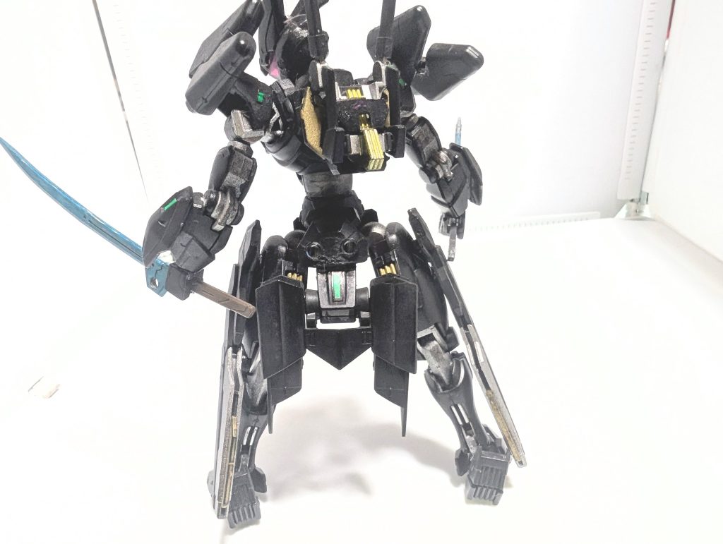 銀鷹の旅団と呼ばれる独立した者たちがルブリスを奪い持ち出した事で再度この機体が眠る倉庫を開く事になり開くと薄っすらと光るセンサーにオックスアースの者たちは驚き確認すると、自分の事をルブリス・イサと名乗りオックスアースの者たちを雇い主として認識している様子だった。彼らはこのルブリスは使えると考えた。