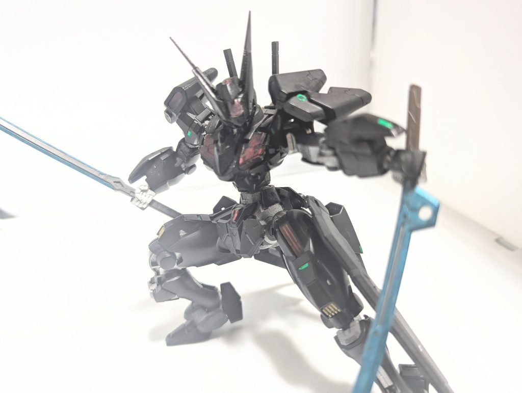 主な兵装はこの二振りの太刀コキュートスブレード　イコール/コールドそれぞれに役割があり機体のリンクを断ち切るのとデータストームを起こし機体を強制的に停止させる役割を持つ。相手がパーメットスコアが高ければ高い程斬りつける回数は増えてしまうが基本的にパーメットスコアを高くすると相手は不利になる。