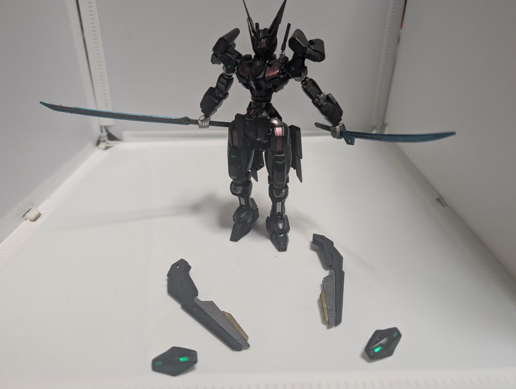 小手型ガンビット2つとスタビライザー型ガンビットそれぞれ斬りつける用と不意打ち用として装備されているガンビット。小手型ガンビットは装備時でも撃てる為唯一の射撃武器となる。基本的に超近距離戦で戦う為のガンビットの揃いとなっている。
