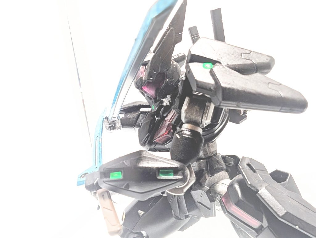 バイザー下は基本的にはガンダムフェイスだが、ルブリスジウに似たフェイスをしているらしい。