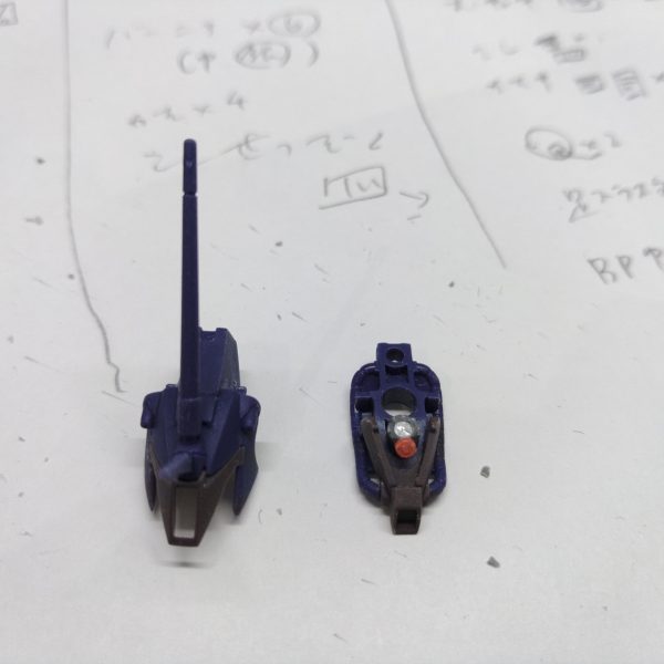 ここからデカール→再度保護ツヤ消し→化粧ディテールアップで完成モノアイは刺したアルミ線にパイプパーツを被せてHアイズを貼って可動にしたヨレヨレの袖の線は最後にエナメルで修正&nbsp;（2枚目）