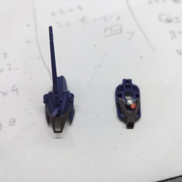 ここからデカール→再度保護ツヤ消し→化粧ディテールアップで完成モノアイは刺したアルミ線にパイプパーツを被せてHアイズを貼って可動にしたヨレヨレの袖の線は最後にエナメルで修正&nbsp;（3枚目）