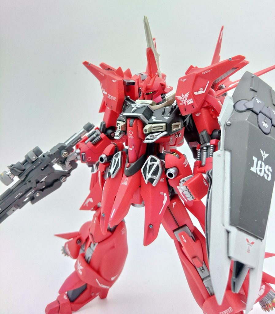 ロマンという言葉を容易く使うのは詐欺師か夢想家ぐらいのものです。しかしこのHGUCリバウはロマンの塊と形容して間違いないでしょう。ここのところ作ったディジェやシナンジュスタインなど2010年代以降に発売されたHGUCは軒並み洗練され、多くの人が納得する素晴らしい完成度です。そんななかで発売されたこのリバウは、要接着など問題にならないぐらいに凛然としたもっさりさを発揮し、多くの改造モデラーに挑まれ、達成され、そしてより多くの心を折ってきたと考えます。　普通に作ってカッコいいが当たり前になりすぎている昨今、このように挑戦者の心を掻き立て、容易な完成を阻むモデラーの好敵手的なキットは今後発売されるか分かりませんが、達成者同士の妙なリスペクトと親近感が自然に発生します。そして難キットというものは、難関登山のように、最初の登頂が達成されればまた、別の登山家によって無酸素単独登頂や、より難関ルートでの登頂でチャレンジされていくものです。ボクもこのキットを成型色仕上げで完成するにあたって、自分のHGUCバウ学と当サイトの投稿やREリバウの作り、ネットのレビューなどを本編の漫画以上に熟読しました。そして、1つの難キットを自分のスタイルで達成できたことは非常にうれしく思います。これまで、このHGUCリバウを改造し完成してきた先人たちの残した解法に敬意を表しつつ、おそらくこのピーキーでステキな難キットは積みプラの山や中古屋の壁でまた新たな挑戦者をひっそりと待つのでしょう。&nbsp;改造点だけでもそこそこに長い殴り書きにお付き合いいただきありがとうございました。ドーベンウルフの袖付きは完成しているので、投稿しましたらヤクトドーガでも作りたいところです。あと最後にひとつバウ学なんて学問ねーから