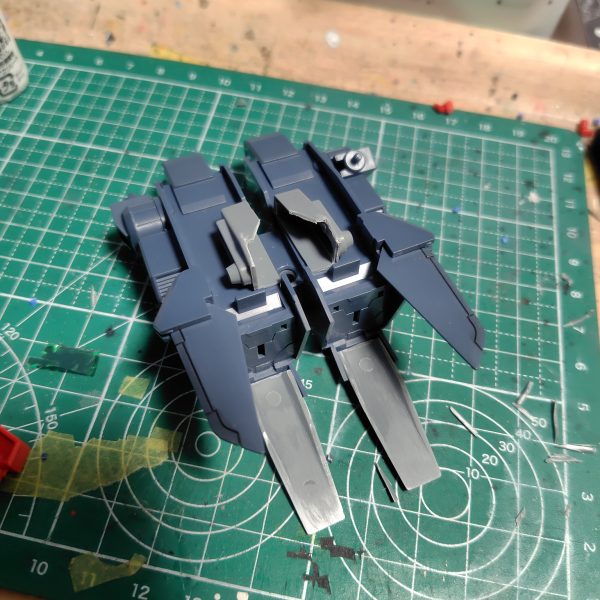 工作は完了してあとは塗装のみ。アーマーの合わせ目も消しましたが、手足のアーマーはスポッとシンデレラフィットします。各部にマグネットを仕込んでアーマー脱着できる構造にしました。バックパックは旧キットのパーツを切り貼りして大型化とスプリングの基部を取り付け、ハイパーメガキャノンの基部も接着。肩のダクトは合わせ目消しにくいので切り飛ばし。汎用のダクトを後で付けます。（5枚目）