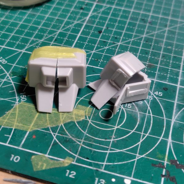 工作は完了してあとは塗装のみ。アーマーの合わせ目も消しましたが、手足のアーマーはスポッとシンデレラフィットします。各部にマグネットを仕込んでアーマー脱着できる構造にしました。バックパックは旧キットのパーツを切り貼りして大型化とスプリングの基部を取り付け、ハイパーメガキャノンの基部も接着。肩のダクトは合わせ目消しにくいので切り飛ばし。汎用のダクトを後で付けます。（7枚目）