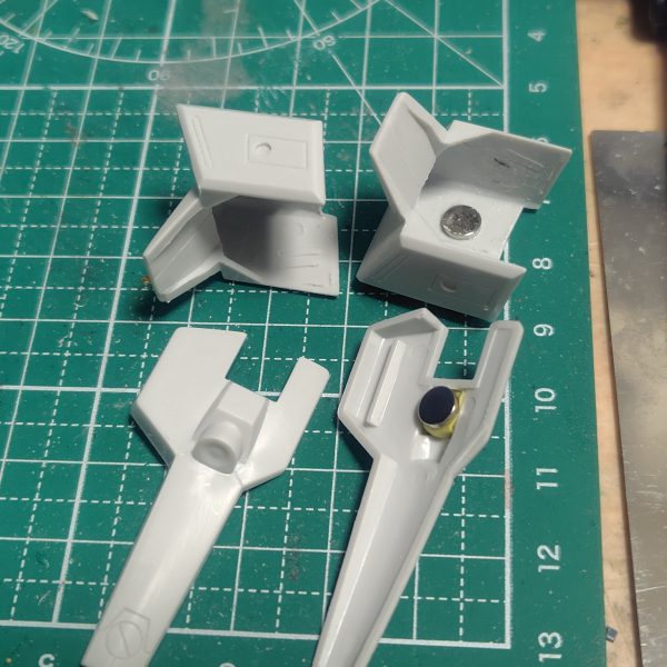 工作は完了してあとは塗装のみ。アーマーの合わせ目も消しましたが、手足のアーマーはスポッとシンデレラフィットします。各部にマグネットを仕込んでアーマー脱着できる構造にしました。バックパックは旧キットのパーツを切り貼りして大型化とスプリングの基部を取り付け、ハイパーメガキャノンの基部も接着。肩のダクトは合わせ目消しにくいので切り飛ばし。汎用のダクトを後で付けます。（3枚目）