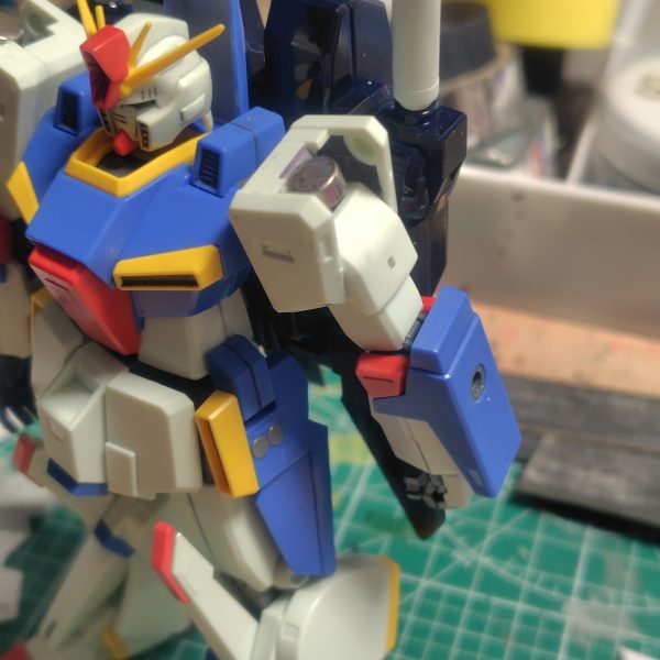 工作は完了してあとは塗装のみ。アーマーの合わせ目も消しましたが、手足のアーマーはスポッとシンデレラフィットします。各部にマグネットを仕込んでアーマー脱着できる構造にしました。バックパックは旧キットのパーツを切り貼りして大型化とスプリングの基部を取り付け、ハイパーメガキャノンの基部も接着。肩のダクトは合わせ目消しにくいので切り飛ばし。汎用のダクトを後で付けます。（4枚目）