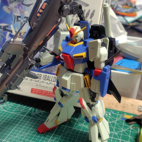 工作は完了してあとは塗装のみ。アーマーの合わせ目も消しましたが、手足のアーマーはスポッとシンデレラフィットします。各部にマグネットを仕込んでアーマー脱着できる構造にしました。バックパックは旧キットのパーツを切り貼りして大型化とスプリングの基部を取り付け、ハイパーメガキャノンの基部も接着。肩のダクトは合わせ目消しにくいので切り飛ばし。汎用のダクトを後で付けます。（2枚目）