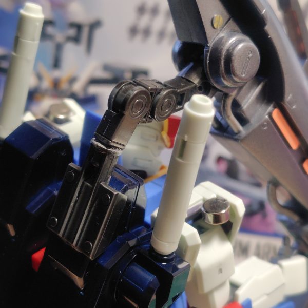 工作は完了してあとは塗装のみ。アーマーの合わせ目も消しましたが、手足のアーマーはスポッとシンデレラフィットします。各部にマグネットを仕込んでアーマー脱着できる構造にしました。バックパックは旧キットのパーツを切り貼りして大型化とスプリングの基部を取り付け、ハイパーメガキャノンの基部も接着。肩のダクトは合わせ目消しにくいので切り飛ばし。汎用のダクトを後で付けます。（6枚目）