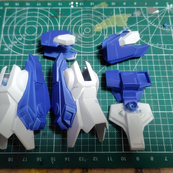 塗装と細かいパーツの接着完了！我ながらほぼ真っ白からよくぞここまで…(gundam-kao9)マスキングはあまりうまくいかず何度もリタッチ(gundam-kao5)（3枚目）
