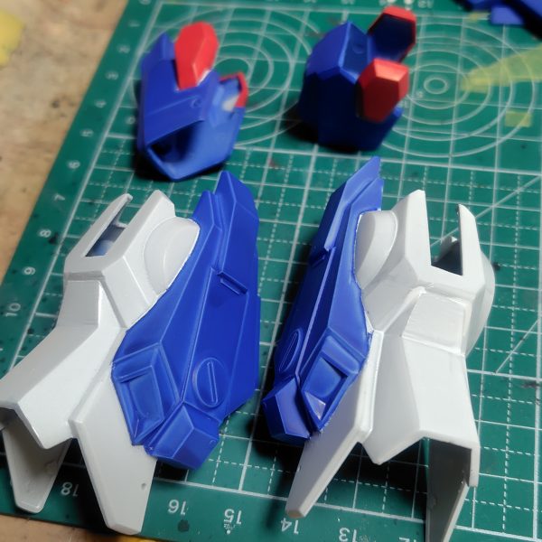 塗装と細かいパーツの接着完了！我ながらほぼ真っ白からよくぞここまで…(gundam-kao9)マスキングはあまりうまくいかず何度もリタッチ(gundam-kao5)（2枚目）