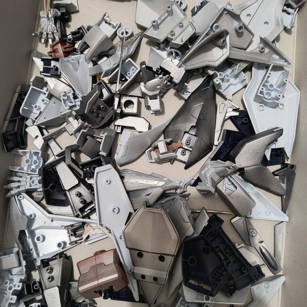 メカサフヘヴィなるもの購入。フレーム部分に使う、いとをかし。それ以外はシルヴァーのサーフェイサーなり。（2枚目）