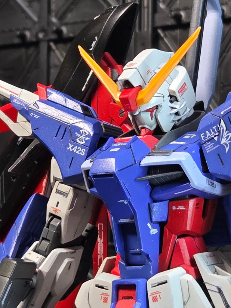 主人公機なのに凶悪な顔がとても好きフェイス部分は奥まるように削りひさし下部にはプラ板を貼って目が細く見えるように。　「MSの頭部は前後に長くすれば簡単にカッコよくなる」噂はホントですね、接着面に2mmほど幅増しました。あと首の軸も後ろにずらしてます。
