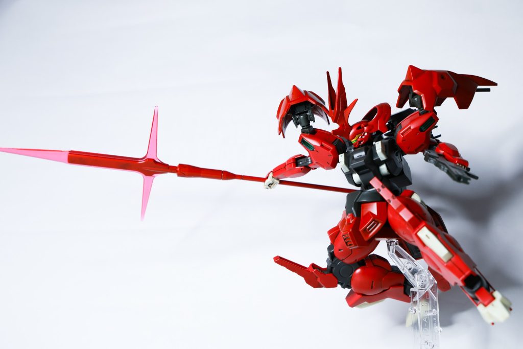 メイン武装は、ディランザが装備していたものと同じ“ビームパルチザン”機動性と長いリーチを活かした攻撃です。