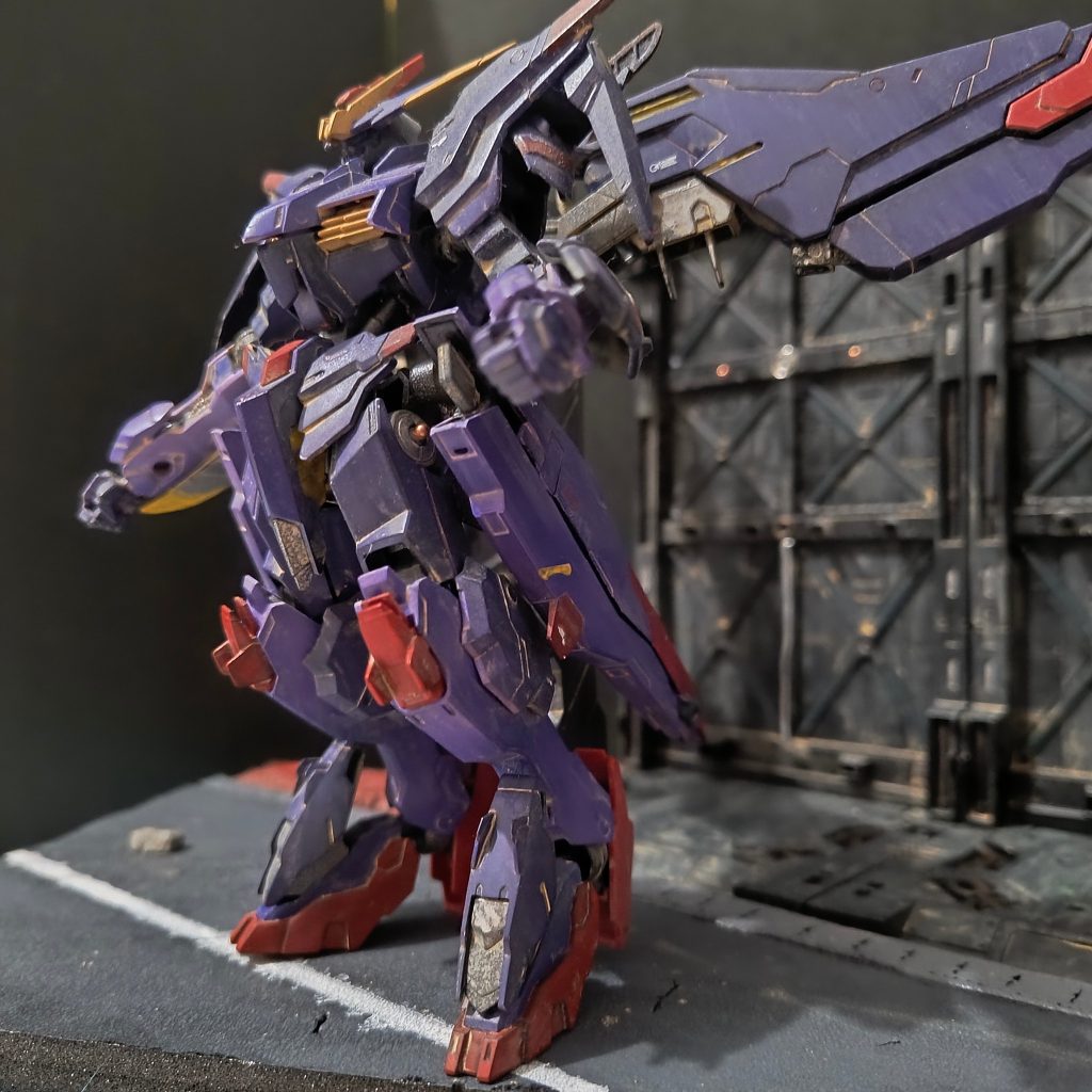 もっと薄い色だったのですが、悪魔感を出したくて紫色にしてやりましたよ！(zaku-kao2)黄色は金色にしてます。なんか砂漠イメージだったのでサンドでウォッシングしました。シルバーで墨入れしてみました（初の試み）