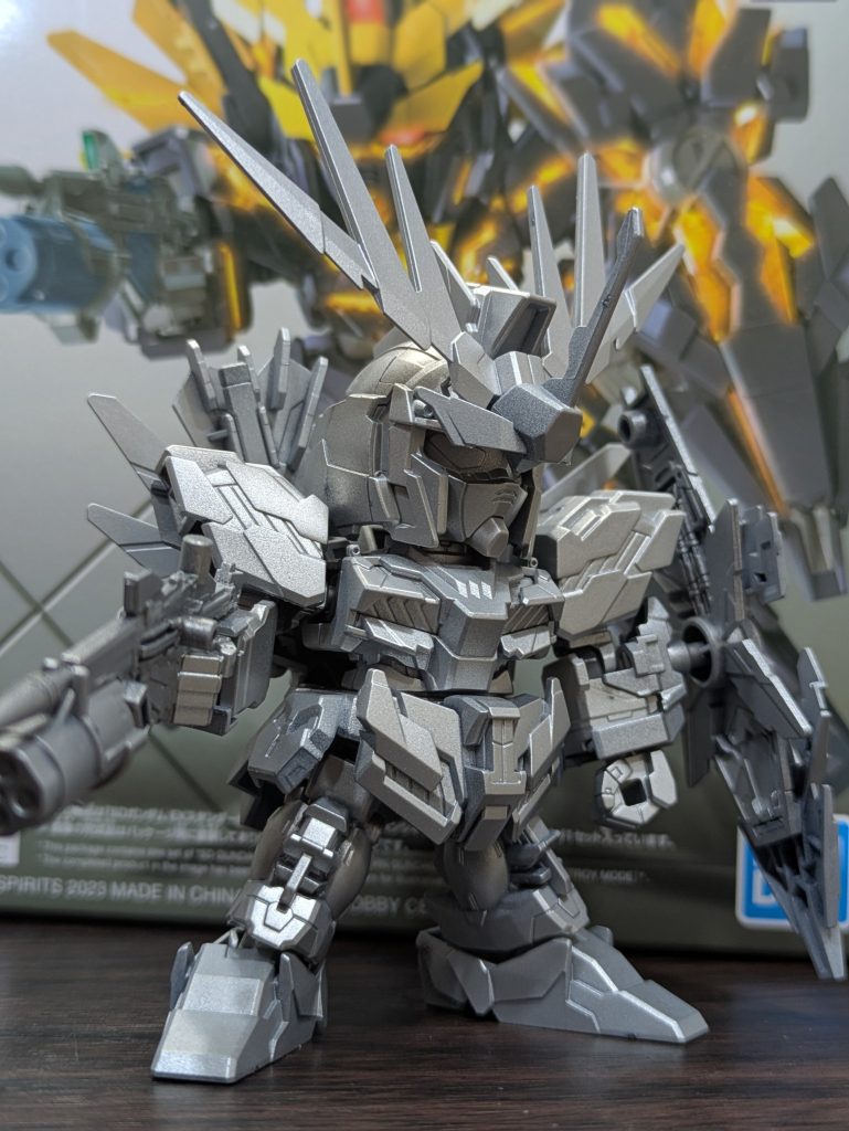 ホロライブコラボ第一弾のガンプラを見た時に1番衝撃を受けたのが今回制作した輪堂千速カラーのバンシィ・ノルンでした。しかしその時金欠だったのでHGではなくSDEXを購入して制作することにしました。ランナー状態で全部シルバーに塗って切り出して仮組みしました。割とカッコ良くて正直もうこれで良くね？って思いました(gundam-kao5)