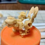 胸と右肩の形を整えました。ウイングは形が決まりました。&nbsp;次はウイングの[…]