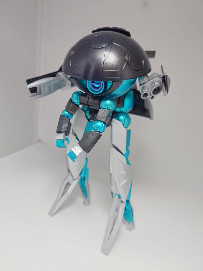 実はメタグリーンとコスモメタブルーを重ね塗装しています。ガンダムマーカーエアブラシでの重ね塗装は推奨されていません。しかし吹き方を工夫することによって上手く理想の色を表現することが出来ました。