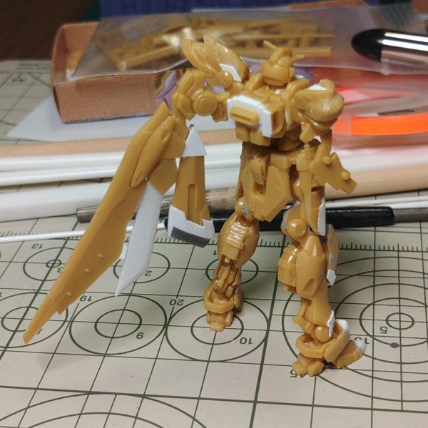 ウイングの形状は少しアレンジしました。オリジナルのフェニーチェのウイングは二枚羽根で、外側の主翼に四角いスラスターらしきものが見えますが、今回は三枚羽根にして一番内側の副翼に四角いスラスターを設けました。&nbsp;残すは①頭部、②武装です。（2枚目）