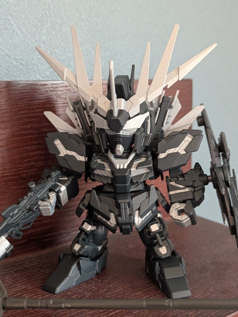 それからマスキングして黒を塗りました。マスキングし忘れて何箇所かは塗装を剥がしました。今回の黒は黒に紫とエメラルドグリーンを混ぜた黒にしました。なんか落ち着きのある黒になったような感じがします。多分気のせいですが‥