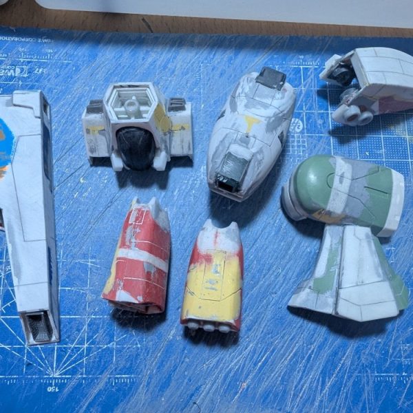 スクラッチの精度が悪いので特に今回はパテ使用量が多かったです苦手のスジボリは今回はできるだけシンプルな線の構成にしました。何となくのzzメカのイメージです