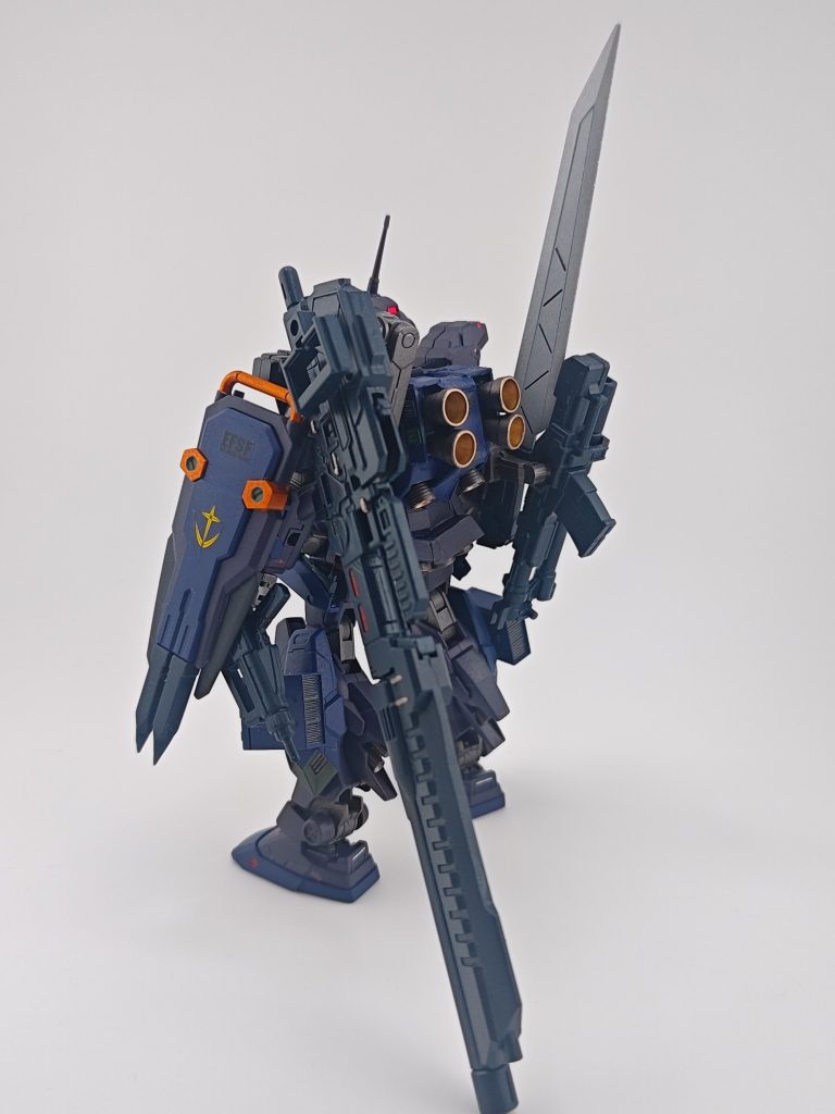 また、装備が増えたこと、継戦能力を高めるためにバックパックを大型化、腰部にバーニアを増設しています本体の形状を変える改造は初めてでめちゃめちゃ悪戦苦闘しました…粗が目立ちまくってますがご容赦を